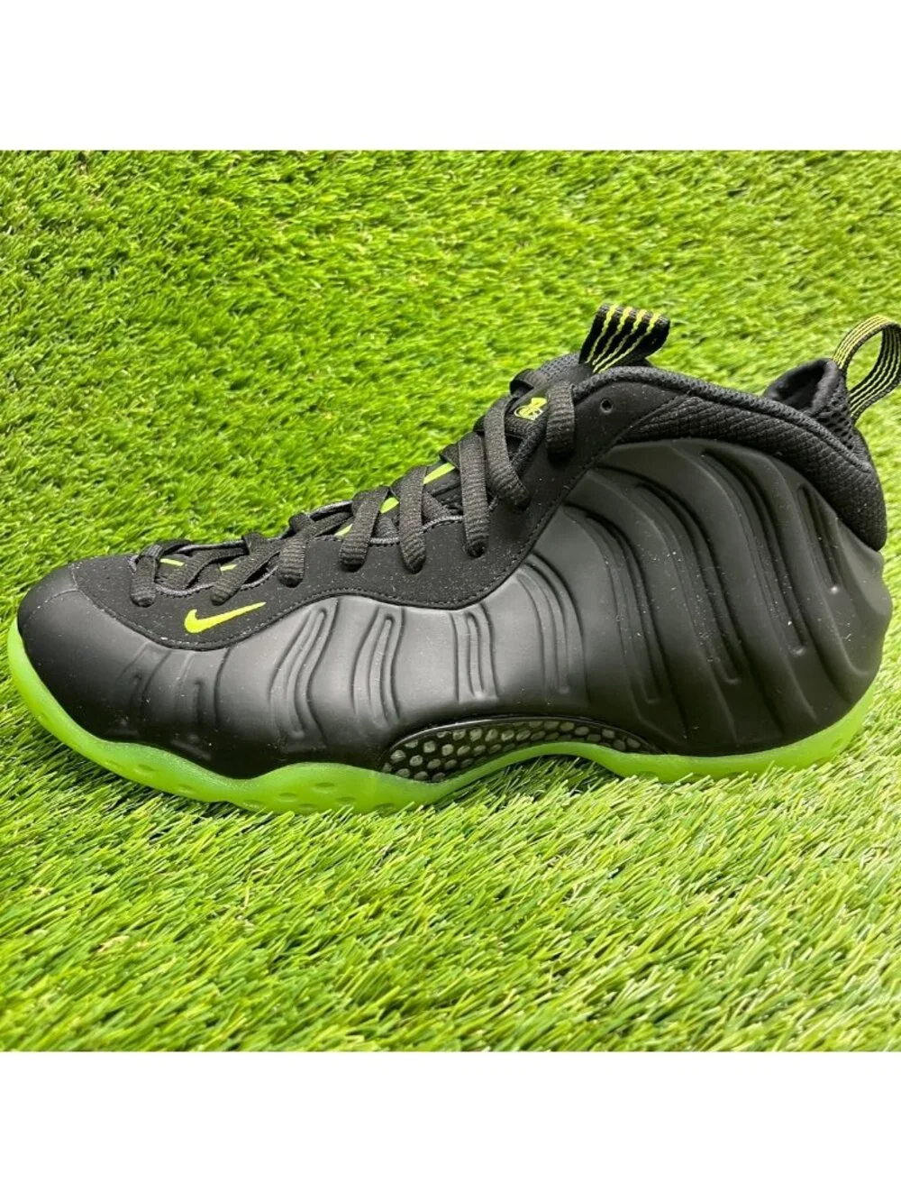 Nike Air Foamposite One Mens Size 10 Black Volt Athletic Running Shoes Sneakers